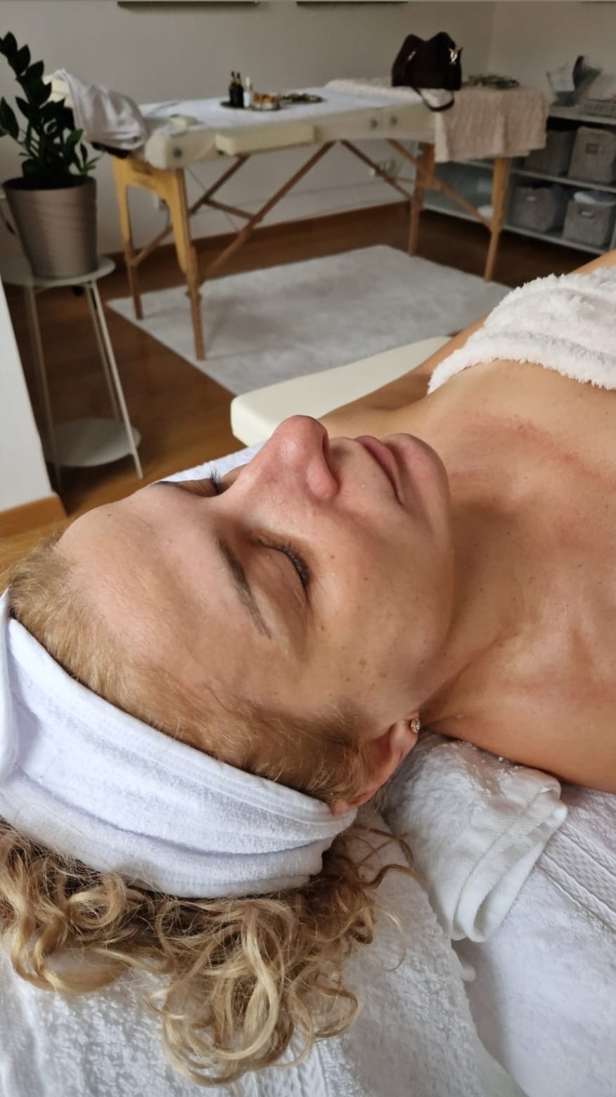 Klijentkinja na spa stolu čeka početak manuelne masaže tokom Phyt’s tretmana duboke hidratacije.