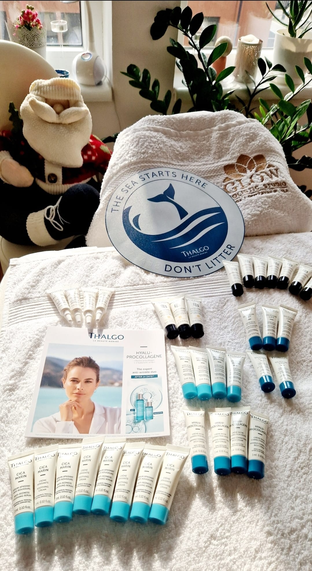 Bliski kadar na Thalgo pakovanja i bočice, naglašavajući luksuznu, morsku inspiraciju francuske kozmetike